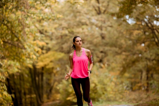 Gesundes Fitness-Frauentraining für Marathon im Freien in der Gasse