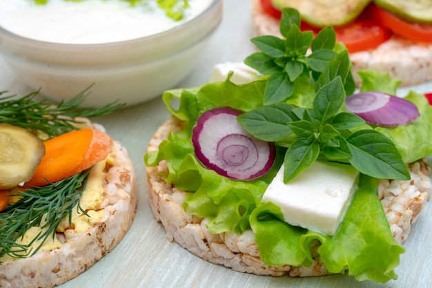 Gesundes frisches Gemüse und Gemüse auf knusprigem Brot.