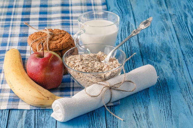 Gesundes Frühstück auf blauem Tisch