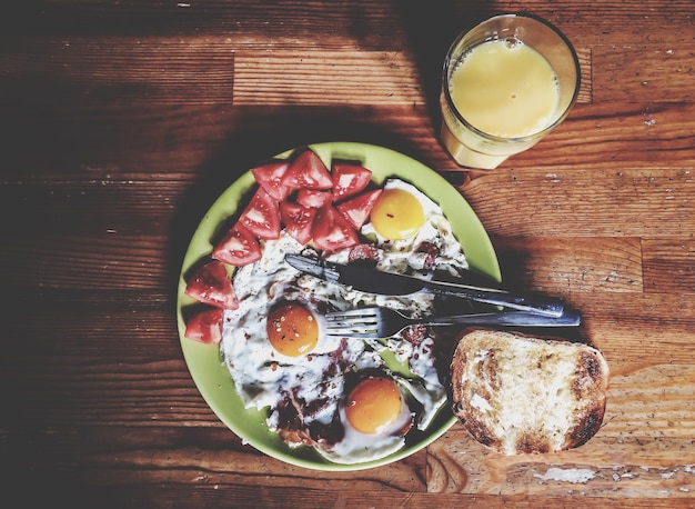 Foto gesundes frühstück auf dem tisch