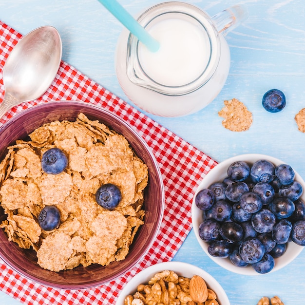 Gesundes Frühstück, Cornflakes Blaubeere und Milch, Nüsse, Mandel mit Textraum-Nahaufnahme