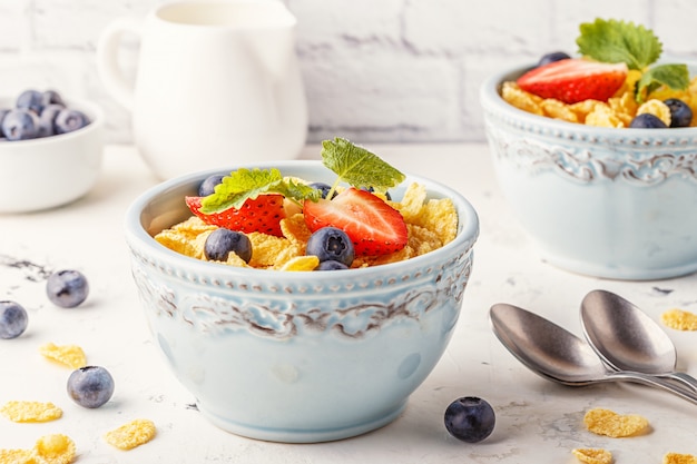 Gesundes Frühstück - Cornflakes mit Früchten und Beeren.