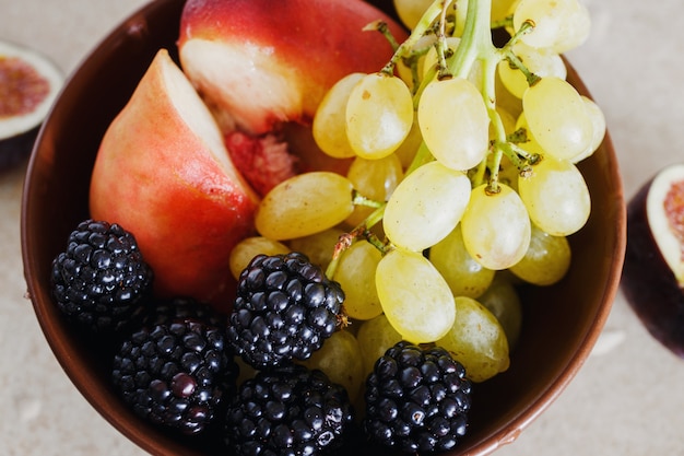 Gesundes Frühstück der Schüsselfrucht Traubenpfirsich-Brombeerfeigen