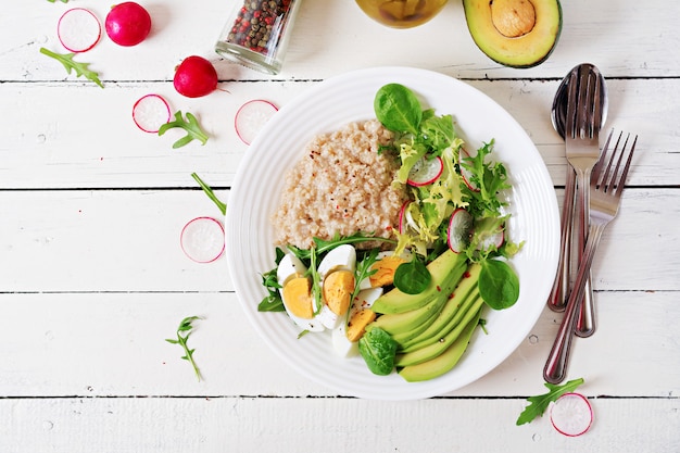 Gesundes Frühstück. Diätmenü. Haferbrei und Avocadosalat und Eier.