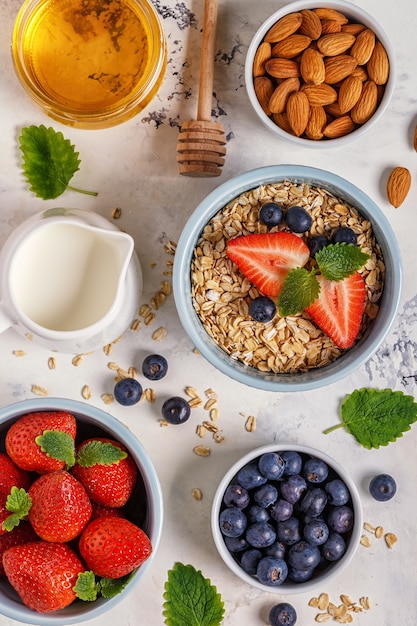 Gesundes Frühstück - eine Schüssel Haferflocken, Beeren und Obst