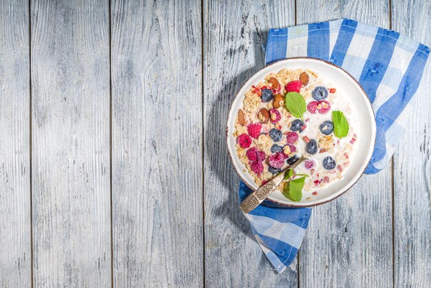 Gesundes Frühstück essen. Nahaufnahmevideo vom Essen auf Müsli-Cornflakes mit Milch, frischen Beeren und Nüssen