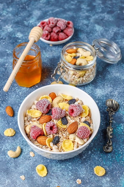 Gesundes Frühstück. Frisches Müsli, Müsli mit Nüssen und gefrorenen Beeren. Draufsicht. Speicherplatz kopieren.