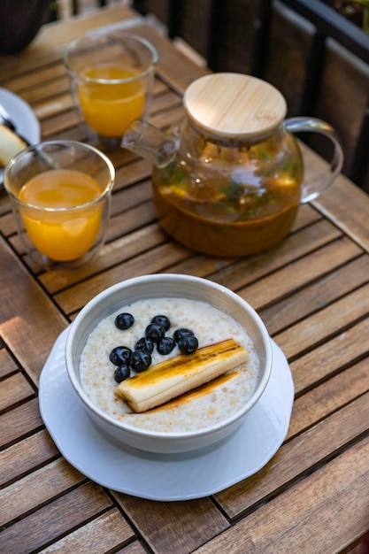 Gesundes Frühstück Frühstück mit Sanddorntee, Haferbrei und Hüttenkäsekrapfen