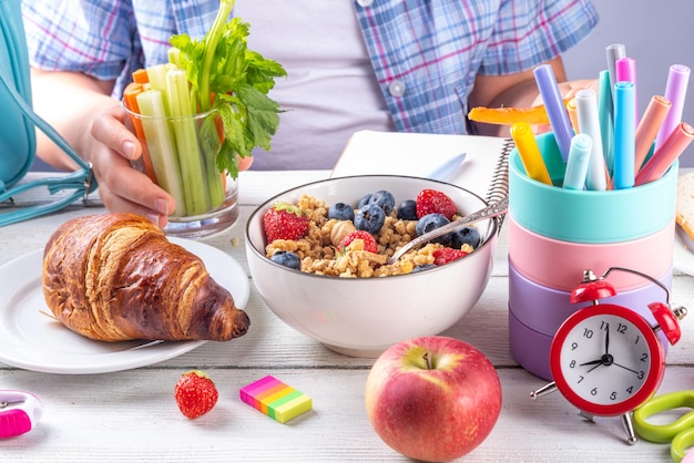 Foto gesundes frühstück für schulkinder