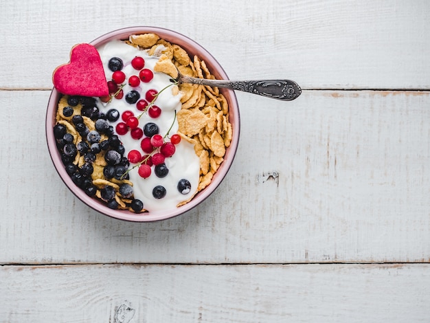 Gesundes Frühstück. Getreidekekse, Cornflakes, Joghurt und frische Beeren