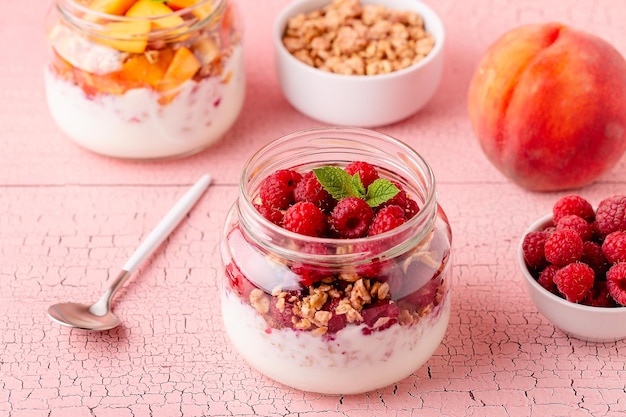 Gesundes Frühstück Granola Müsli Joghurt und Obst