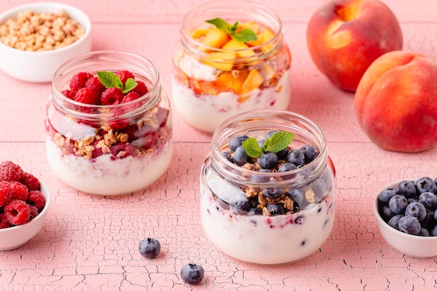 Gesundes frühstück granola müsli joghurt und obst