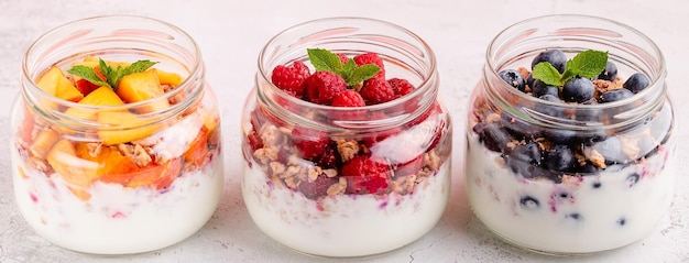 Gesundes frühstück granola müsli joghurt und obst
