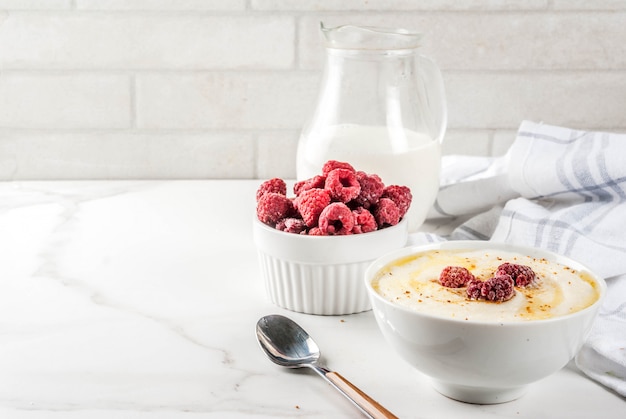 Gesundes Frühstück, Grießbrei mit Milch und Himbeere