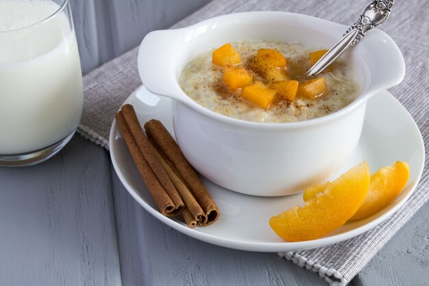 Gesundes Frühstück Haferflocken mit Aprikose und Milch