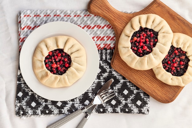 Gesundes Frühstück Hausgemachte Fastenzeit Galette mit Holunderbeeren und Preiselbeeren Flache Ansicht von oben