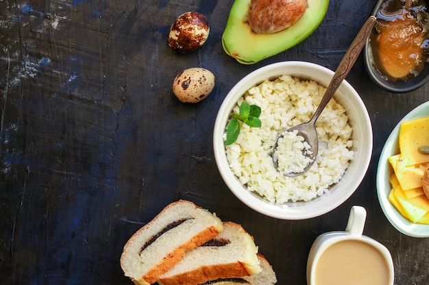 gesundes Frühstück, Hüttenkäse, Kaffee und andere