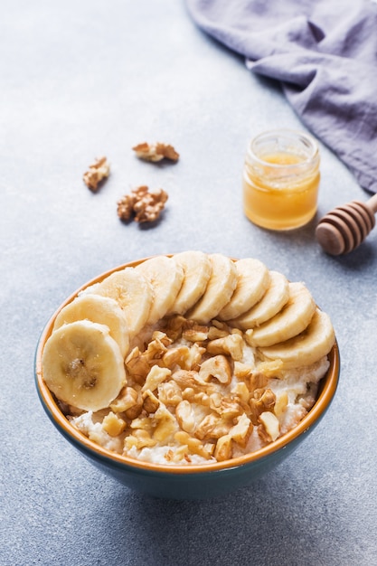 Gesundes Frühstück. Hüttenkäse mit Banane und Walnüssen