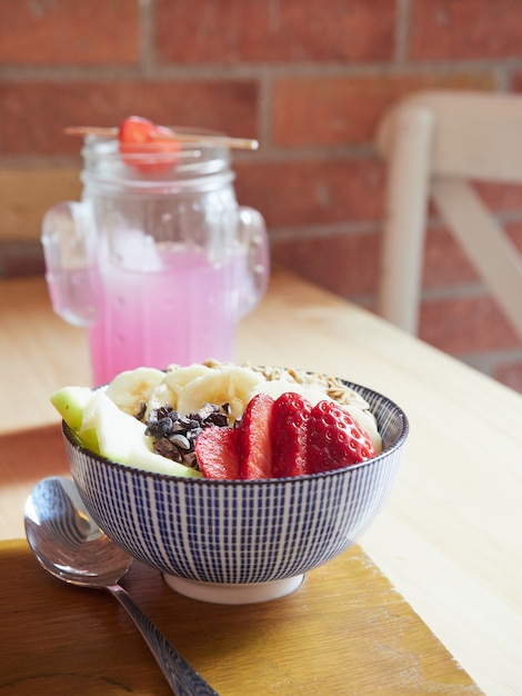 Gesundes Frühstück in einer Cafeteria, Obstsalat und rosa Limonade