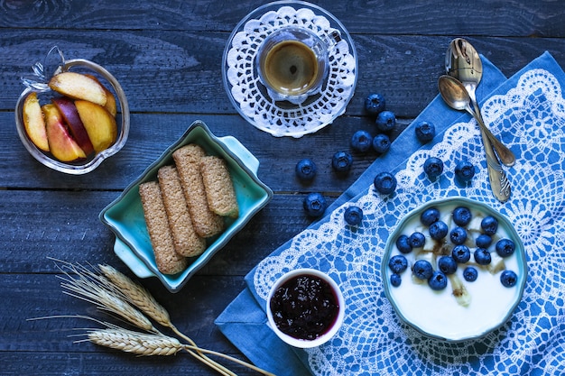 Gesundes Frühstück mit Blaubeeren und Bananenjoghurt