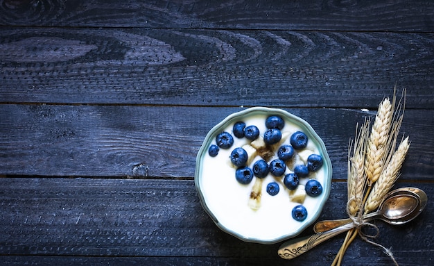 Foto gesundes frühstück mit blaubeeren und bananenjoghurt