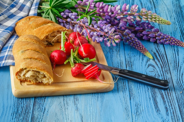 Gesundes Frühstück mit Brot und Radieschen