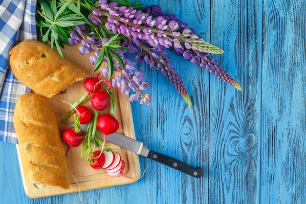 Gesundes Frühstück mit Brot und Radieschen