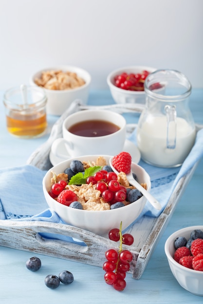 Gesundes Frühstück mit Cornflakes und Beeren