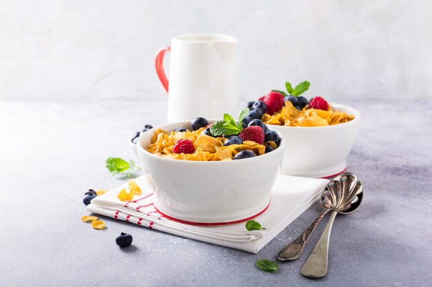 Gesundes Frühstück mit Cornflakes und Beeren