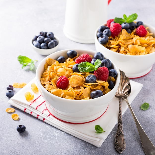 Gesundes Frühstück mit Cornflakes und Beeren