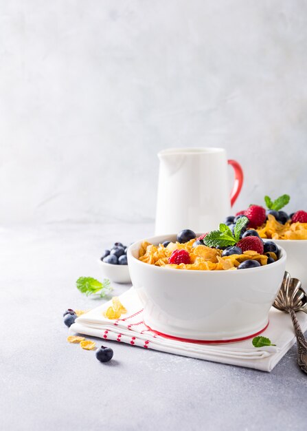 Gesundes Frühstück mit Cornflakes und Beeren