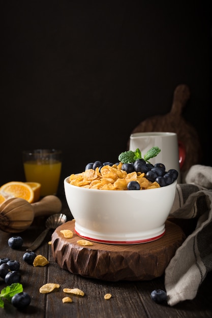 Gesundes Frühstück mit Cornflakes und Beeren