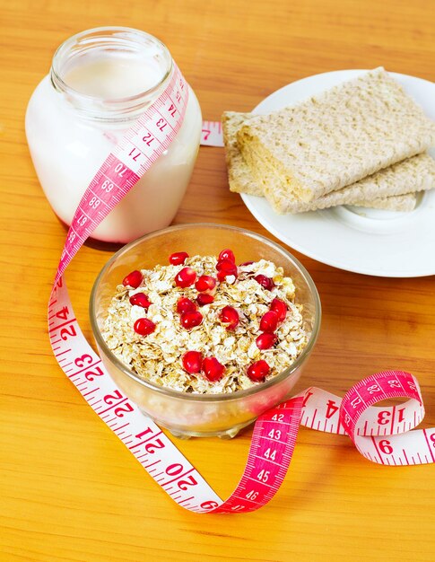 Foto gesundes frühstück mit crispbread muesli granatapfel und joghurt schüssel zentimeter band