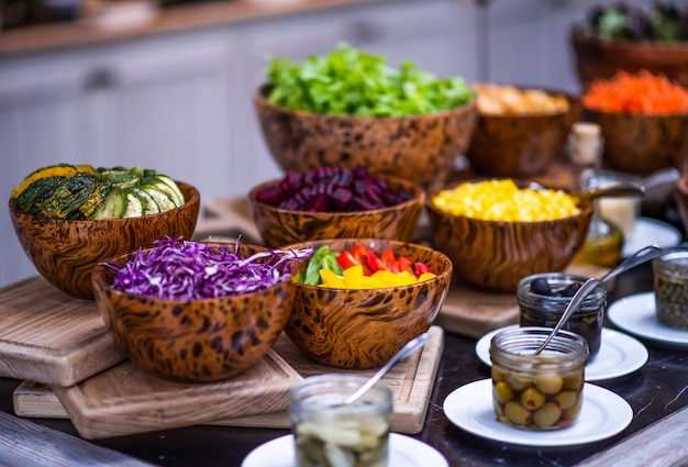 Gesundes Frühstück mit frischem Vitaminsalat