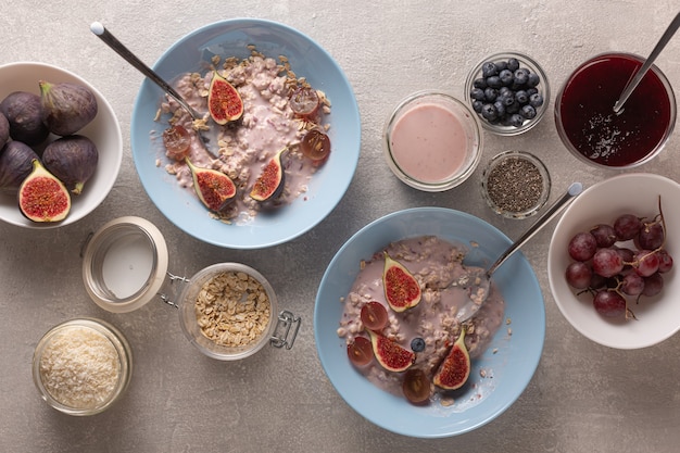 Gesundes Frühstück mit Haferflocken und Obst