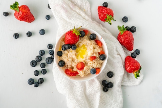 Gesundes Frühstück mit Haferflockenbrei mit Starwberry und Blaubeere in einer Schüssel