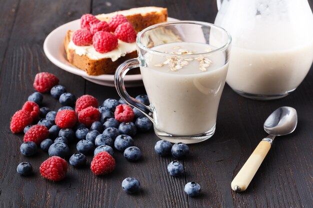 Gesundes Frühstück mit hausgemachter Hafermilch