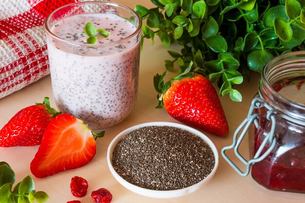 Gesundes Frühstück mit Joghurt, Chia und Erdbeere