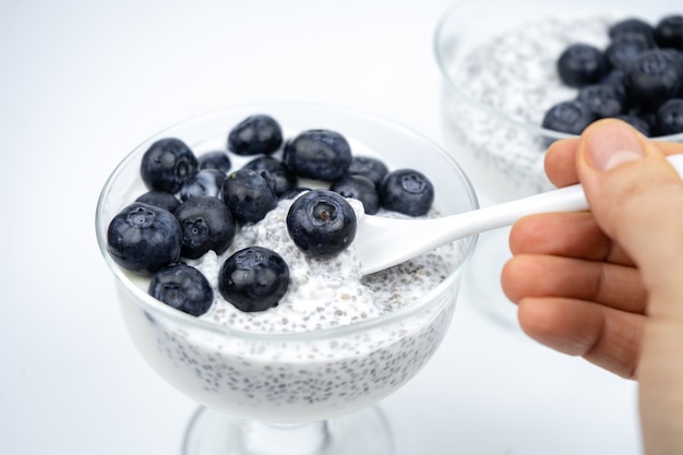 Gesundes Frühstück mit Joghurt, Chiasamen und Blaubeere. Veganes Essen