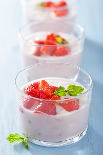 Gesundes Frühstück mit Joghurt und Erdbeere