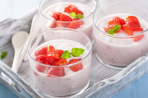 Gesundes Frühstück mit Joghurt und Erdbeere