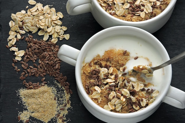 Gesundes Frühstück mit Joghurtkleie und Samen Gesundes Essen Diätkost