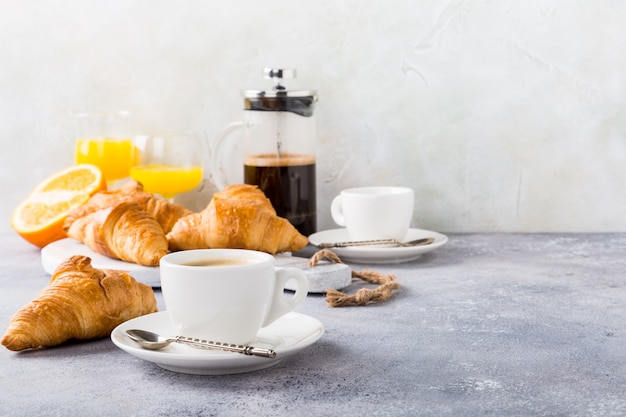 Gesundes Frühstück mit Kaffee und Croissants