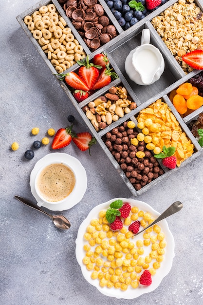 Gesundes Frühstück mit Kaffee und Müsli