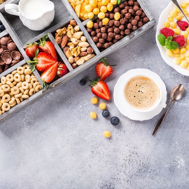 Gesundes Frühstück mit Kaffee und Müsli