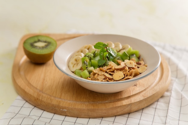 Gesundes Frühstück mit Milch und frischen Früchten