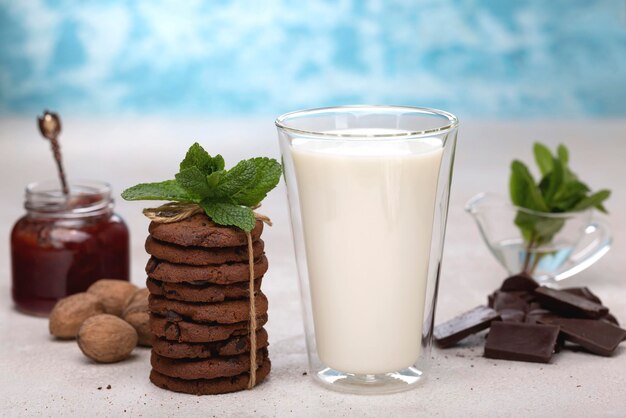 Gesundes Frühstück mit Milch- und Haferkeksen Richtige Ernährungsdiät