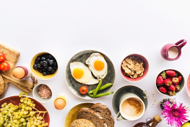 Gesundes Frühstück mit muesli, Früchte, Nüsse auf weißem Hintergrund