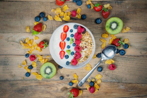 Gesundes Frühstück mit Müsli und Beeren