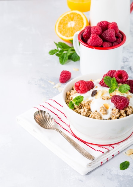 Gesundes Frühstück mit Müsli und Beeren